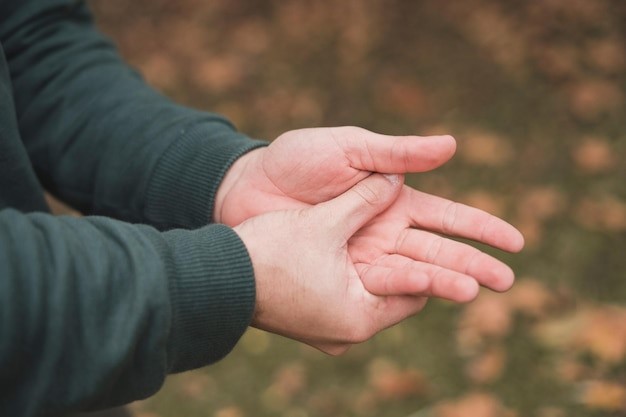 بررسی علت بی حس شدن انگشت دست چپ و راه‌های درمان آن
